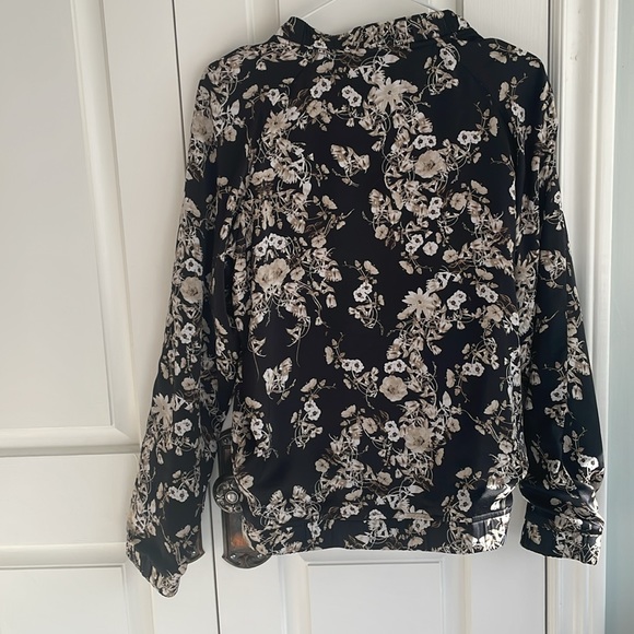 Guess jacket size extra small, EUC - Picture 6 of 6